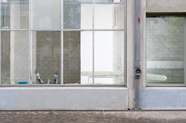Vue de extérieur de l'exposition de Jean-Charles de Quillacq, {Ma système reproductive} à Bétonsalon - Centre d'art et de recher­­che, Paris, 2019. Image © Aurélien Mole.