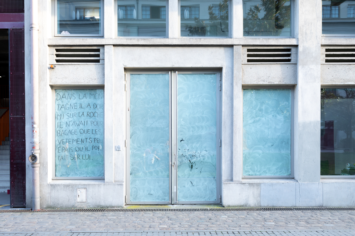 dans la montagne il a dormi sur la roche - Bétonsalon